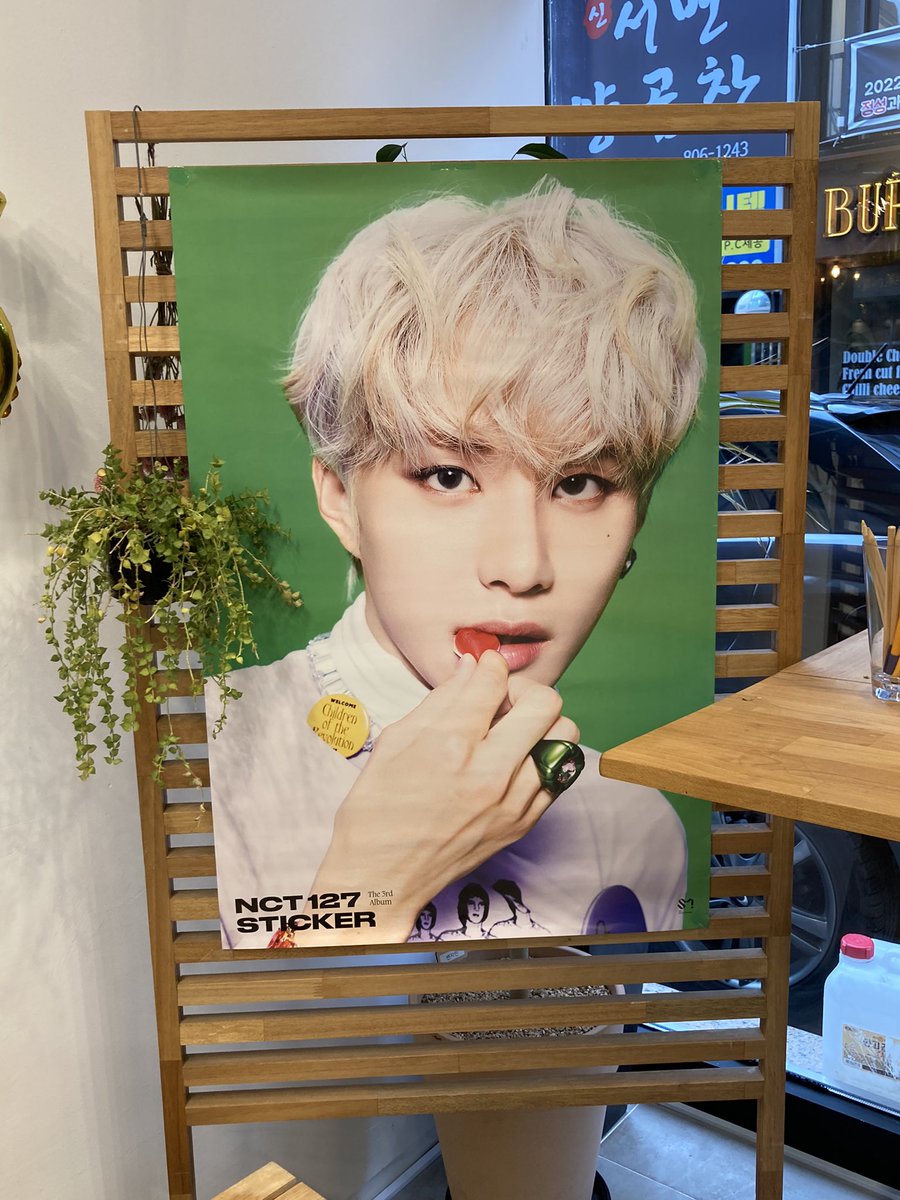 lovely_jsk's tweet photo. 너무 늦게 가서 특전은 받지 못 했지만 오랜��에 꽃구경도 하구 예쁜 꽃 한 송이도 사왔어요🤍 꽃들 사이에 숨어있는 정우 찾는 게 너무 즐거웠어요ㅋㅋㅋ😻 꽃진짜너무이뻐요…❤️

#정우를_만나고_우리_도시는_언제나_빛나
#데일리덕 https://t.co/J9RxgBWa9N