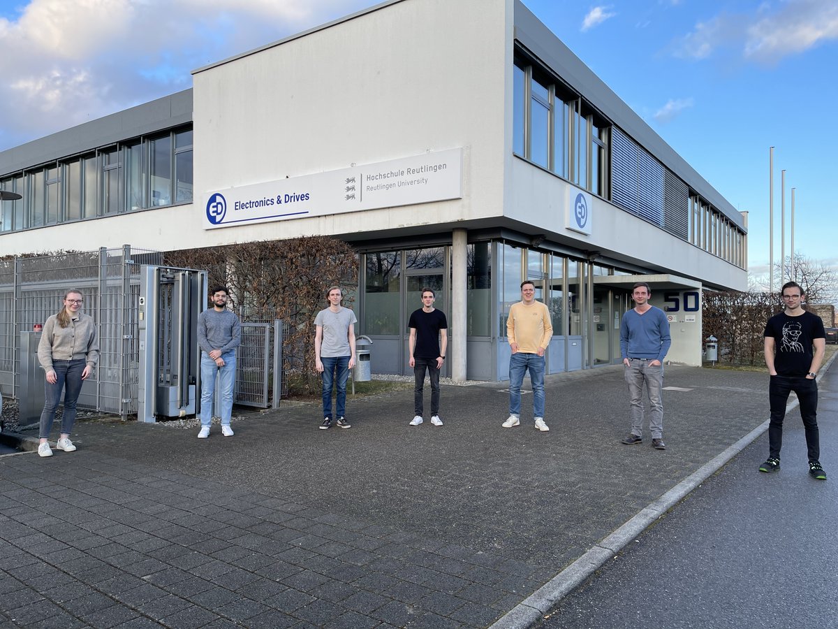 Ein Bild des Triton-Teams vor dem Electronics&amp;Drives Zentrum in Rommelsbach. <a href="/ElectronicsDrv/">E&D @ElectronicsAndDrives@mastodon.social</a> Insgesamt sind wir neun Studierende des Studiengangs Mechatronik im vierten Semester an der Hochschule Reutlingen. @HS_Reutlingen Zwei Studierende fehlen leider auf unserem Gruppenbild.