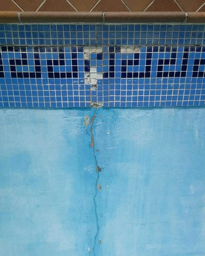 ¿PIERDE AGUA TU PISCINA Y HAS LOCALIZADO UNA FISURA?
Antes de repararla es importante comprobar con un técnico competente que no hay un problema estructural que comprometa la estabilidad, para actuar correctamente
En Kerakoll tienes los productos para solucionarlo.
