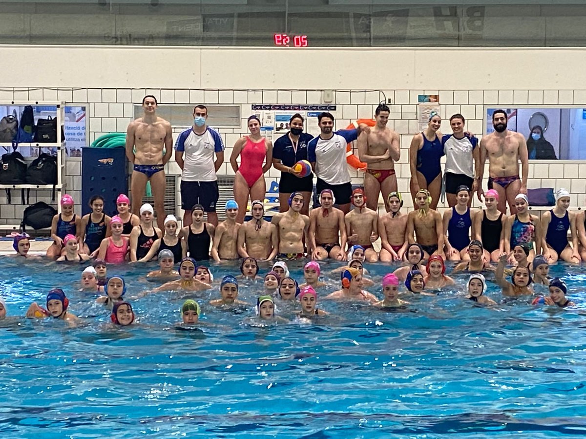 cnsf_info's tweet photo. 📢 Ahir els petits de la casa #Cadets i #Alevins van gaudir i sobretot van aprendre amb els jugadors/es dels #PrimersEquips en un entrenament de tecnificació!

Tots junts creixem i sumem!!💪🏻

#somCNSF ⚪️🔵 https://t.co/nFaLmgO50I
