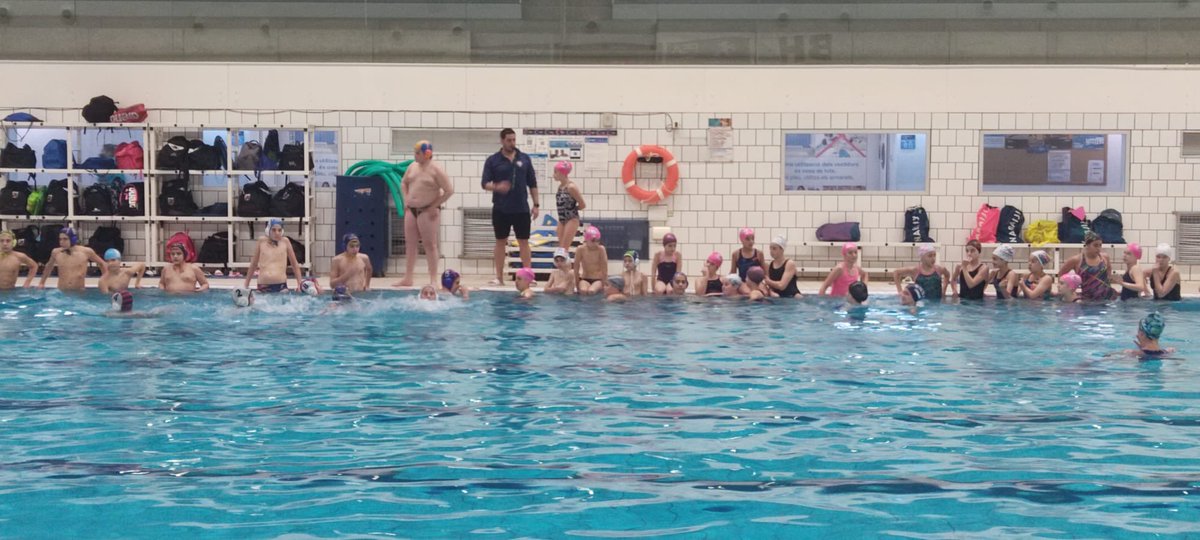 cnsf_info's tweet photo. 📢 Ahir els petits de la casa #Cadets i #Alevins van gaudir i sobretot van aprendre amb els jugadors/es dels #PrimersEquips en un entrenament de tecnificació!

Tots junts creixem i sumem!!💪🏻

#somCNSF ⚪️🔵 https://t.co/nFaLmgO50I