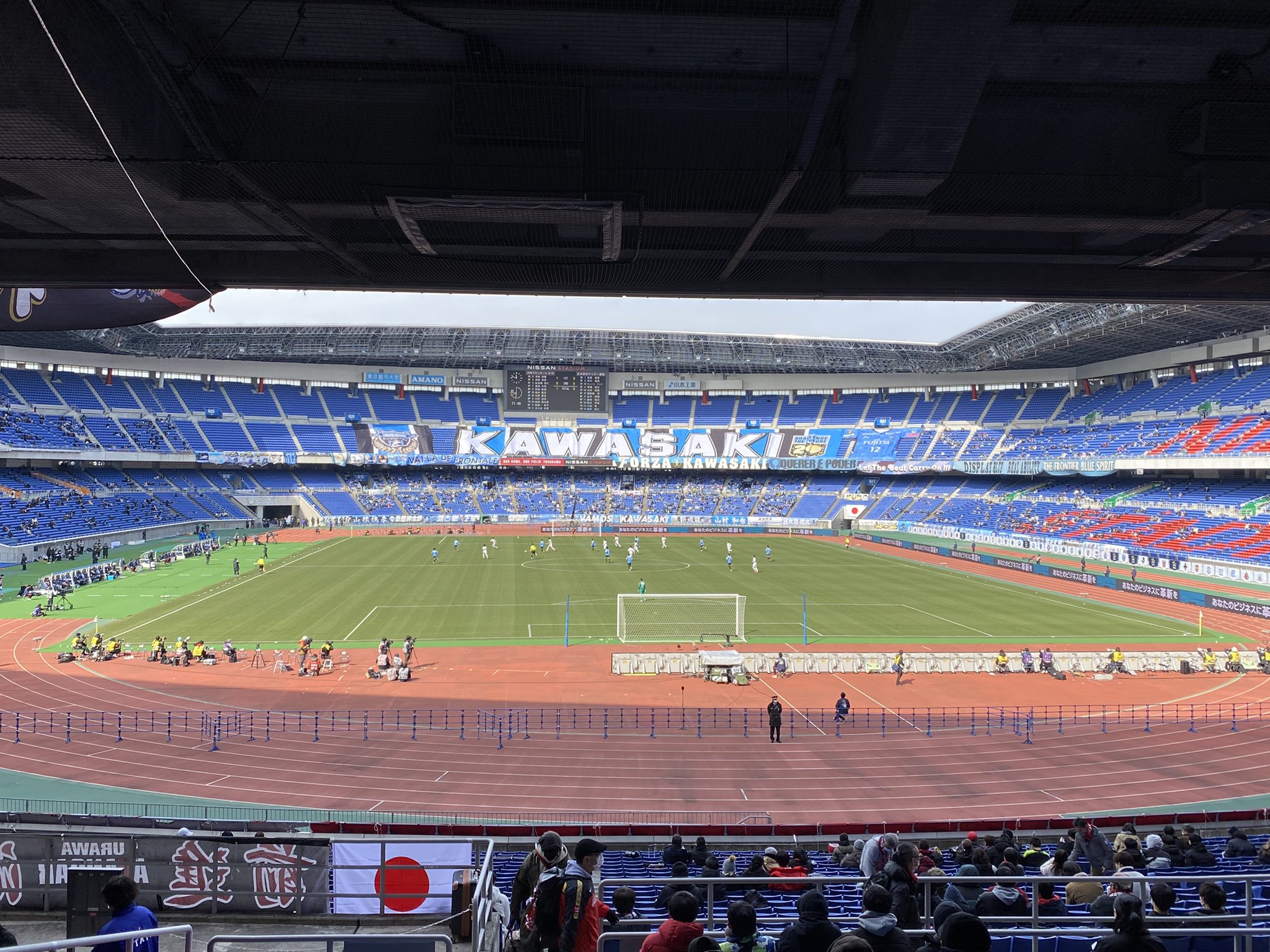 ﾟdﾟ たくみん 比べるまでもないけど サンガスタジアムと日産スタジアムの比較 非常に観やすいサンガ スタジアム 雨も気付かないくらいちゃんとした屋根もあって 関西4クラブはみんないいスタジアムを持ったな T Co Zbc6kfjn6l