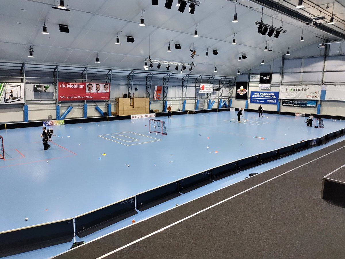 rogersauter's tweet photo. #gegenwart bildet #Zukunft aus. torhütertraining der jüngsten durch die ä..rfahrenen 😉 @HornetsRMW https://t.co/vtsV7Ci8gF