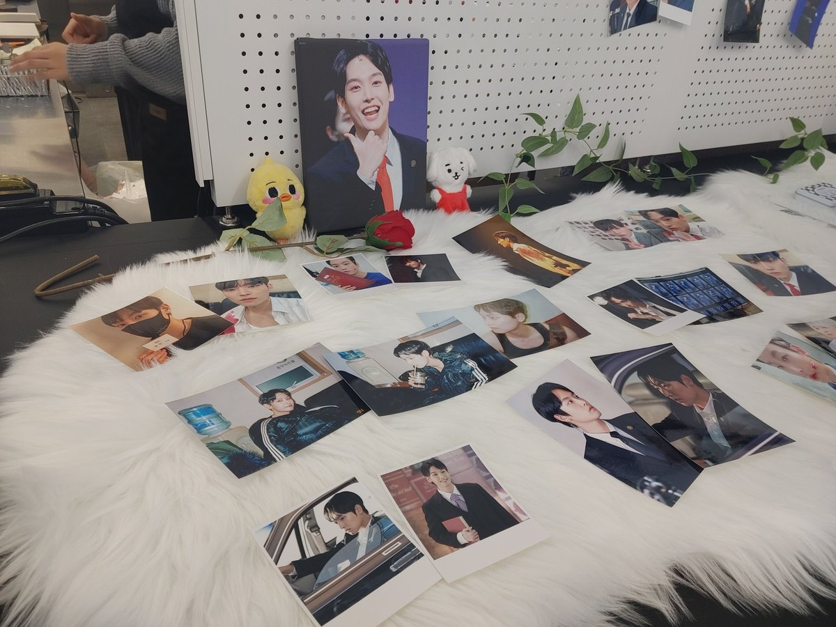 nanana_1236's tweet photo. #인성이와_나눈_시간 #데일리덕
럭드 1등 뽑아서 틴케이스도 받아서 넘 좋았고 너무너무 이뻤어요!! 린무영 린브라운 린다니엘로 가득한 공간이여서 너무 좋았어요! https://t.co/XAha2MwiLy