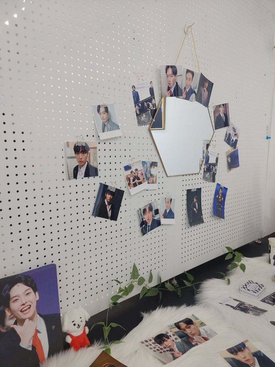 nanana_1236's tweet photo. #인성이와_나눈_시간 #데일리덕
럭드 1등 뽑아서 틴케이스도 받아서 넘 좋았고 너무너무 이뻤어요!! 린무영 린브라운 린다니엘로 가득한 공간이여서 너무 좋았어요! https://t.co/XAha2MwiLy