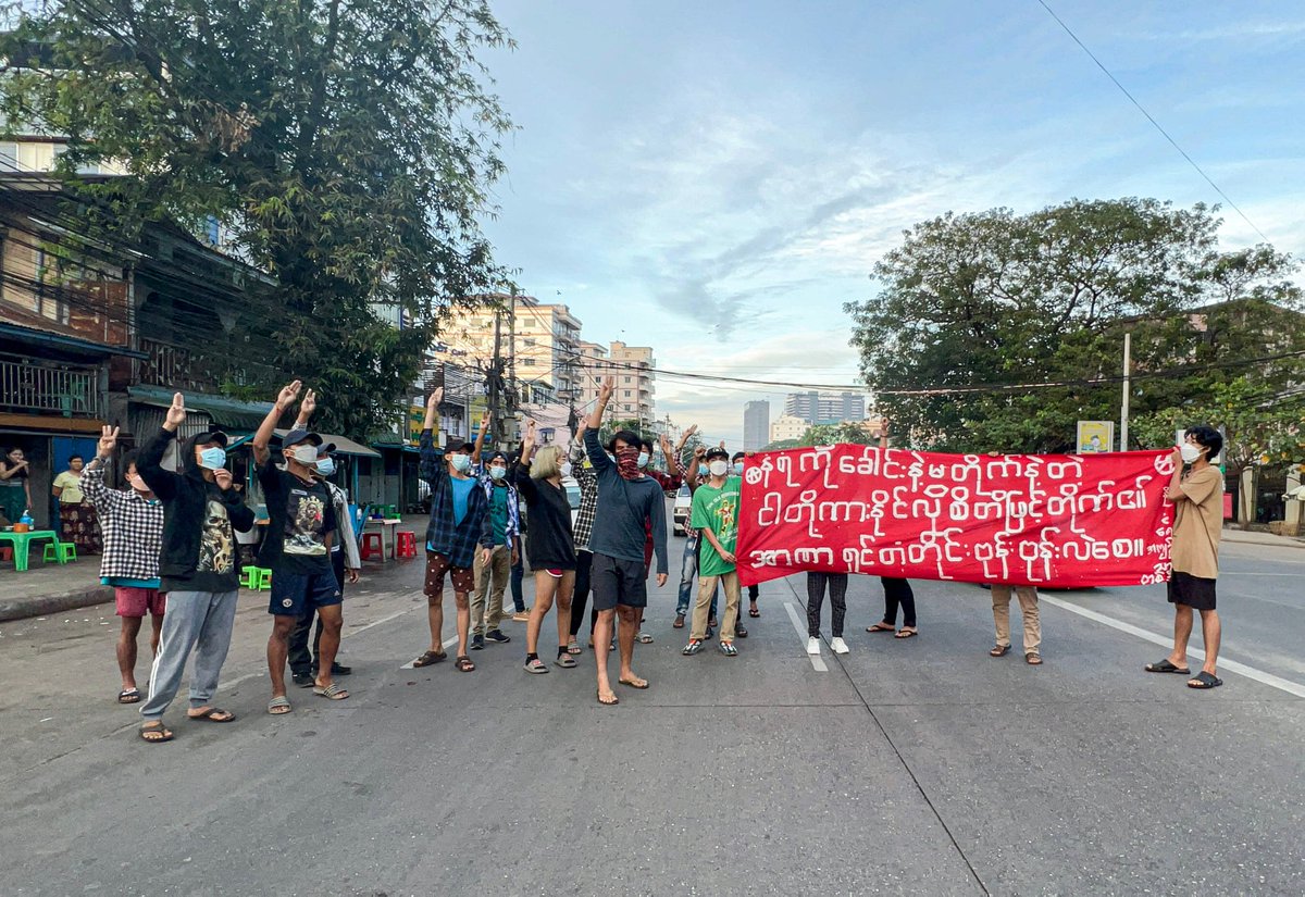 IrrawaddyNews's tweet photo. Young activists on Saturday staged a protest outside Yangon’s Insein Prison where civilians including artists, doctors, engineers, journalists and students are being detained for their participation in anti-coup protests. 
(Photo: Youth Age) 
#WhatsHappeningInMyanmar https://t.co/Yoz5Qr5Qix