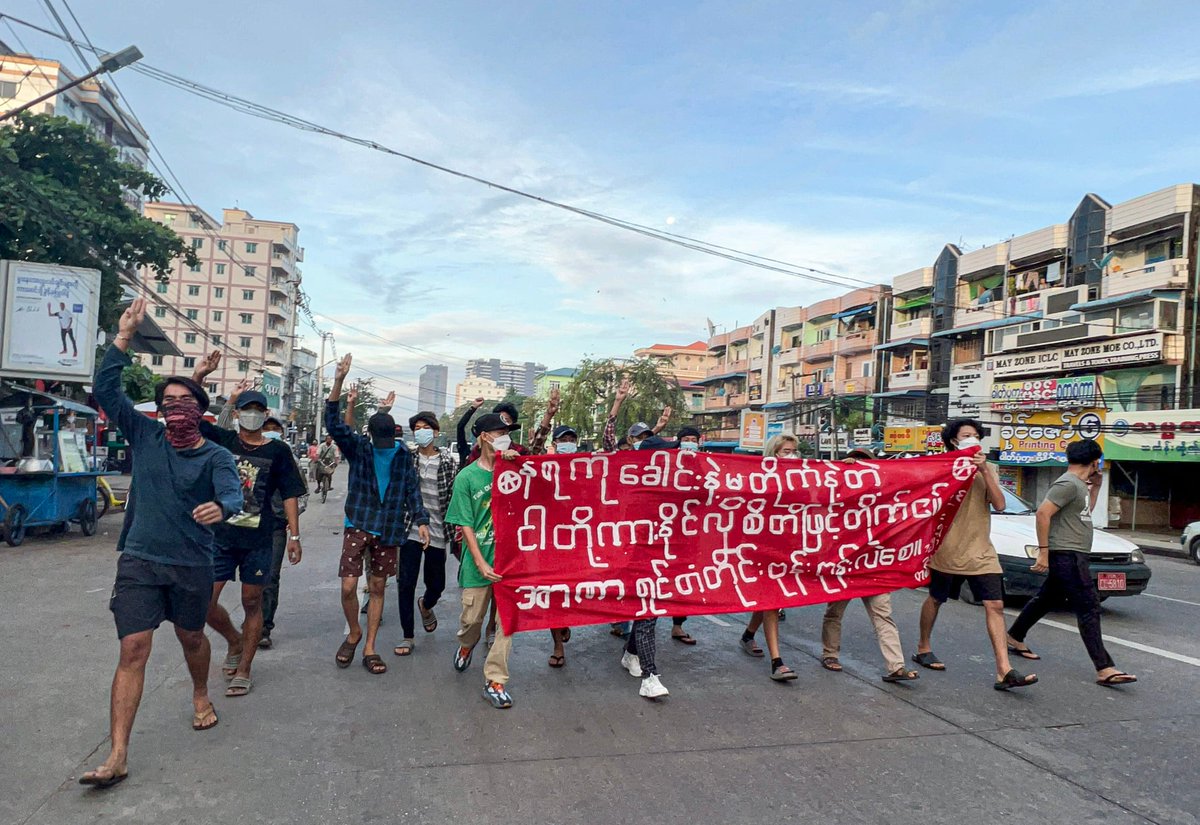 IrrawaddyNews's tweet photo. Young activists on Saturday staged a protest outside Yangon’s Insein Prison where civilians including artists, doctors, engineers, journalists and students are being detained for their participation in anti-coup protests. 
(Photo: Youth Age) 
#WhatsHappeningInMyanmar https://t.co/Yoz5Qr5Qix