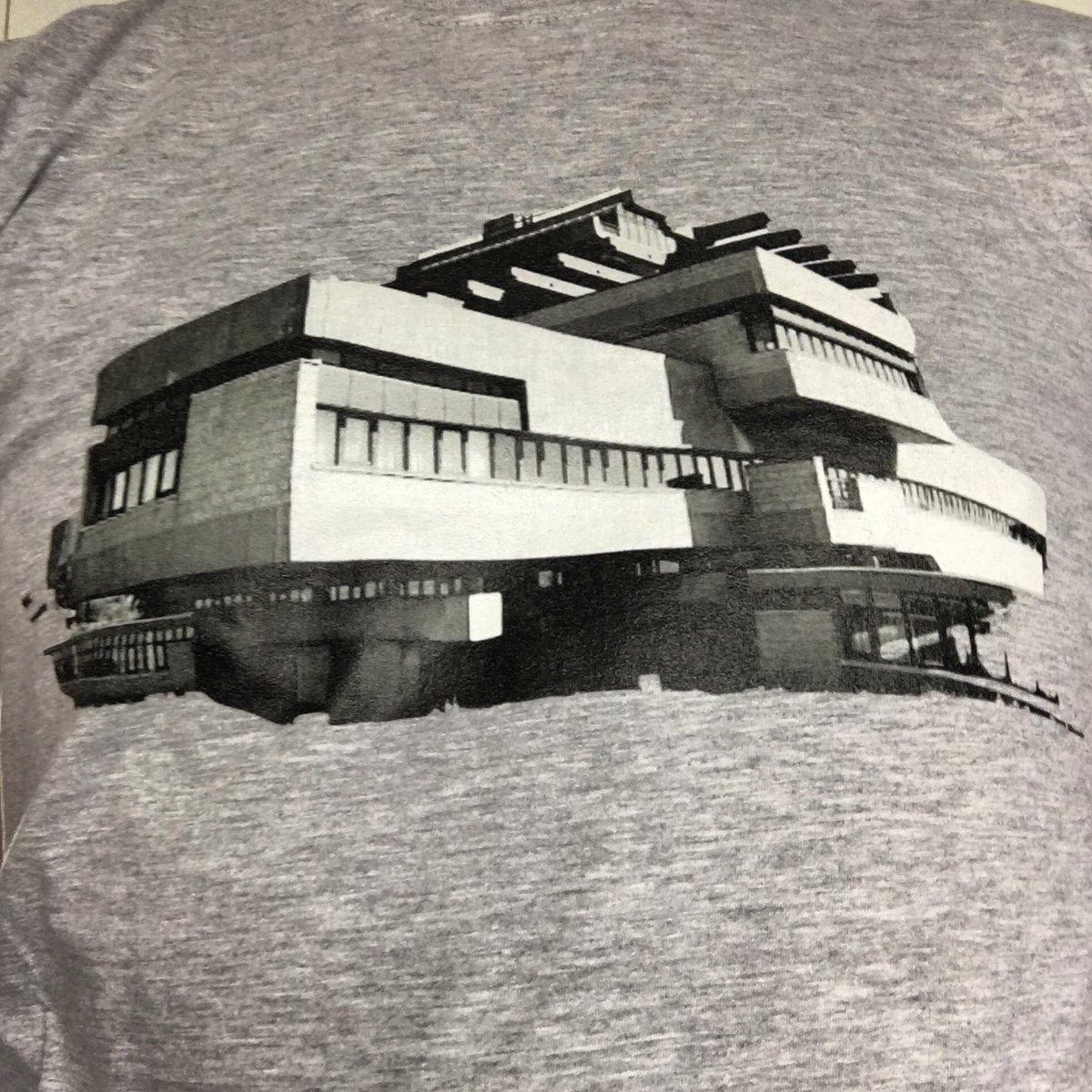 View_points's tweet image. Fantastisch verhaal! En een geweldig gebouw, dus uiteraard heb ik ook zo’n top shirt van @MartjanKuit 😀