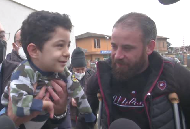 TgrRaiToscana's tweet photo. Effettuato con successo a #Siena,  all'ospedale Santa Maria alle #Scotte un complesso intervento di chirurgia pediatrica, durato 3 ore, sul piccolo #mustafa , il bambino siriano di sei anni nato senza braccia e
senza gambe a causa delle conseguenze della guerra. @TgrRai https://t.co/xIeycMsTiz