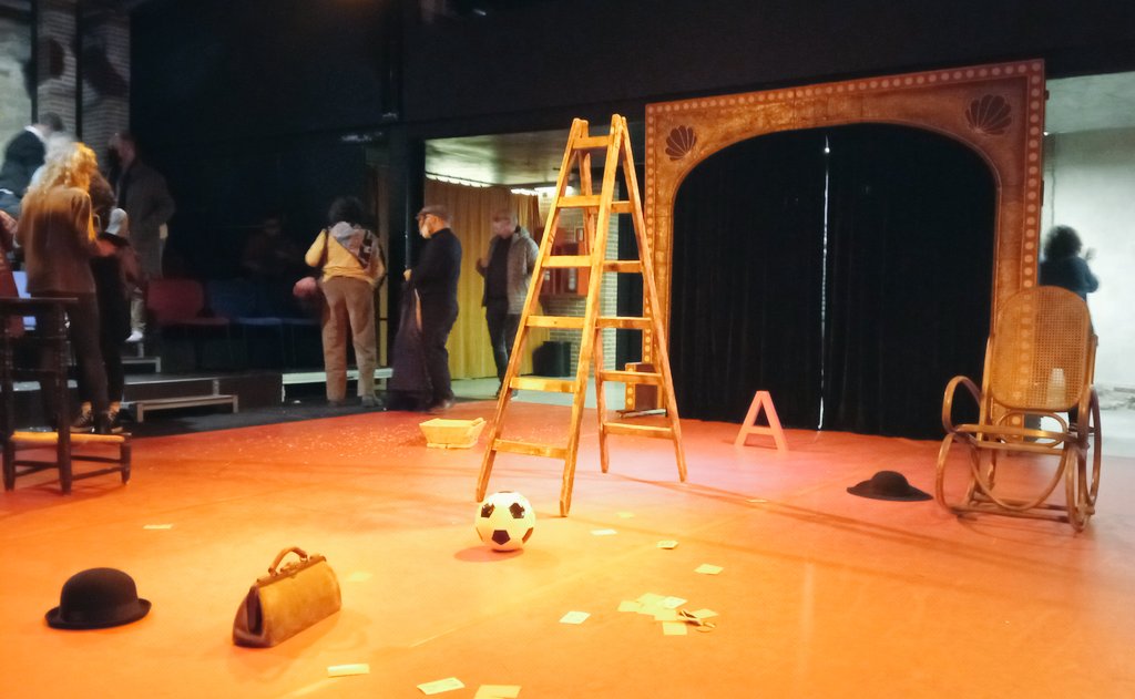 XeviAloma's tweet photo. Us queden dos dies per veure #LaberintStriptease, a càrrec d'una esplèndida companyia capitanejada per l'MC @CiaRGAlonso i @JordiCornu, capaços de transportar-nos fins al cabaret català dels 60 sense perdre ni un bri de vigència. Només avui i demà a @fundaciobrossa https://t.co/eeLkC4HcZq