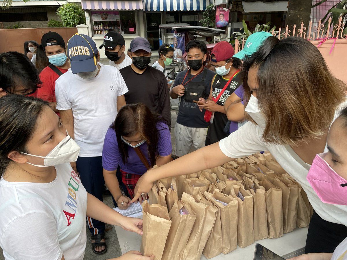 syrnvrm's tweet photo. Mask, Alcohol and leaflets for bikers at oplan kabit tarp. #LeniKikoAllTheWay #Laylayan #AngatLahatKayLeni https://t.co/7cEgfYvYLj