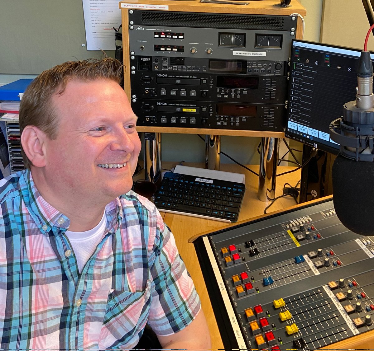 Packed show today on <a href="/LCRLincoln/">LCR FM 103.6</a> 📻📻 

🚨Pub Singer Pete 🎤 
🚨LCR Mailbag📮
🚨What The Fact! 🤯
🚨The Radio Riddle 🧐
🚨The BEST Music -surprise songs, Northern Soul &amp; more! 🎶 

See you at 12 🚀