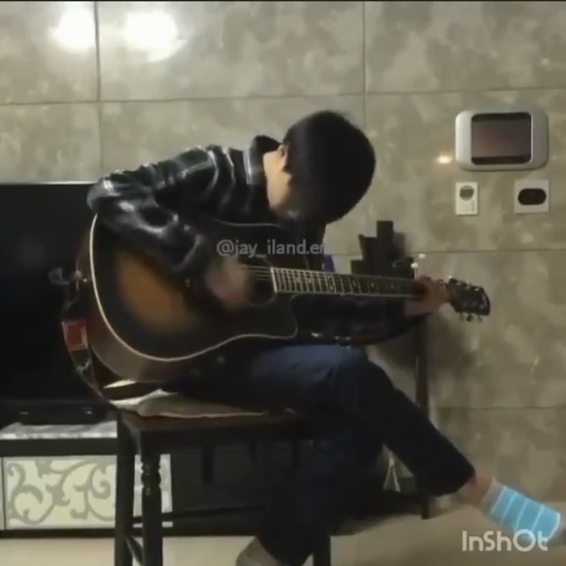 แก กีต้าร์ตัวเดิมเลยอะ 😭