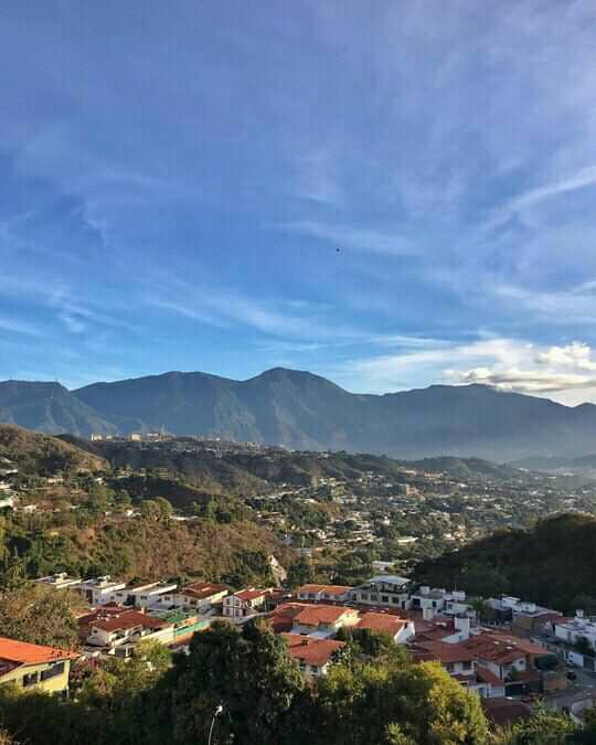 ShavelaHermosa's tweet photo. Caracas siempre Caracas: así despiertan los caraqueños, bajo un cielo infinitamente azul, friolentos y enamorados de la ciudad que nos cautiva todos los dias.
¡Amala y Cuídala!
#CaracasEcológica 
#SupraCuidaCaracas 
#LuchaContraLaCovid19 https://t.co/7NuAk2bJmM