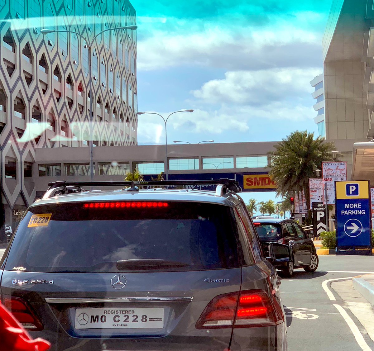bengsuarez's tweet photo. Yes, pinilit talaga niyang sumingit, nakita na may pila, Sumingit pa rin si Benz! Talaga nemen! Sigh 🙄 https://t.co/QRWURY7Y4k