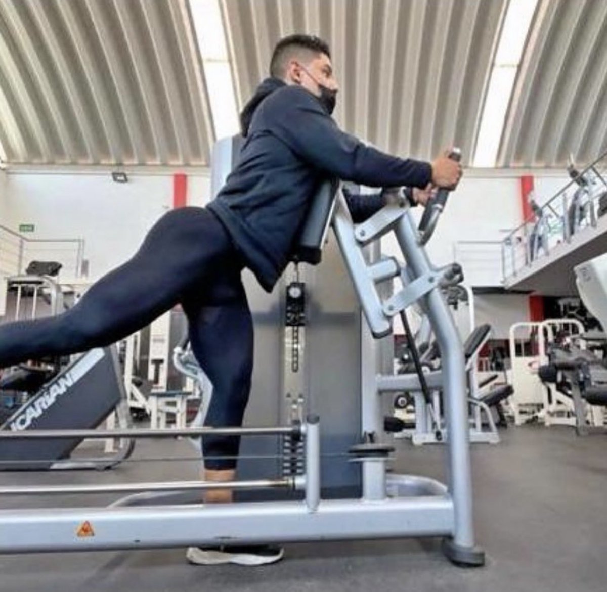 Chequen estás piernas 💪🔥🔥 <a href="/antorreyes/">Antonio Reyes</a> #musclebutt #musclethong #bodybuilder