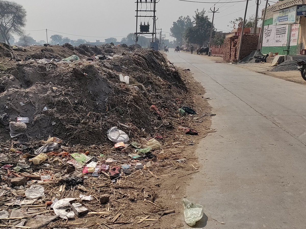 LegendDeepu_'s tweet photo. @cmohry @anilvijminister
गांव शाहपुर के मुख्य रोड पर सफाई के हालात, लगभग आधा रोड कूड़े के ढेर से ढका हुआ है https://t.co/IUXoUSoZcb