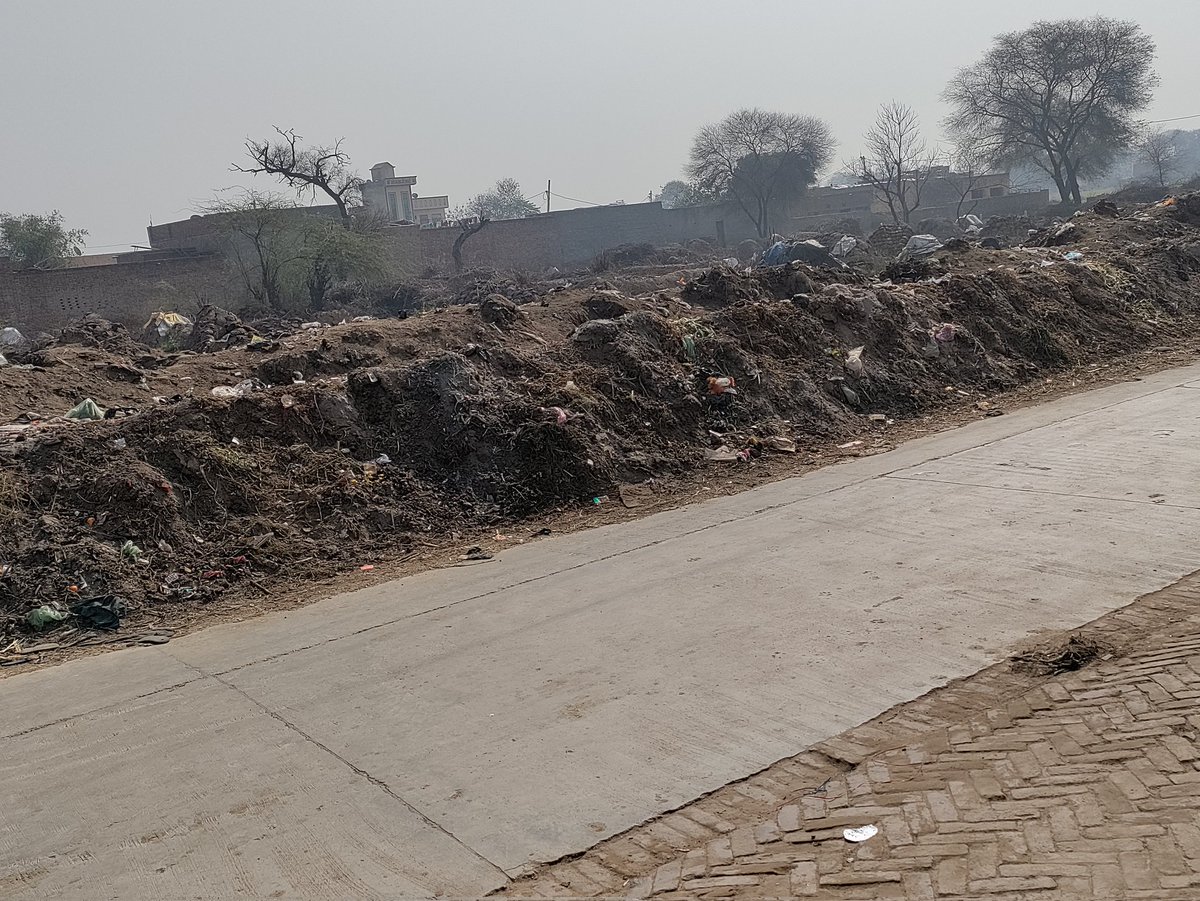 LegendDeepu_'s tweet photo. @cmohry @anilvijminister
गांव शाहपुर के मुख्य रोड पर सफाई के हालात, लगभग आधा रोड कूड़े के ढेर से ढका हुआ है https://t.co/IUXoUSoZcb