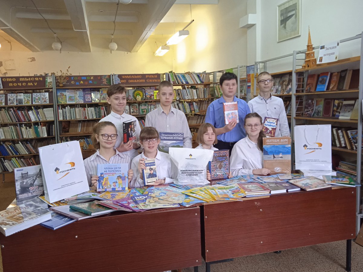 18 февраля в рамках Всероссийской акции, посв. Дню книгодарения, АО ННК совместно с издательским домом "Комсомольская правда" передали в дар школьной библ-ке около 100 экз. новых книг. Это детская, развивающая лит-ра, подарочные издания, различной тематики. #НацпроектОбразование