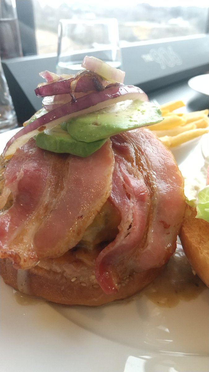 KUREASU1's tweet photo. 木更津牛のハンバーガーだモー🐮

ポルシェのレストランで
食べることができるモー！

シェフのパスカルの力作！
最高に美味しいですよ🎵 https://t.co/JpoyjuSrYP