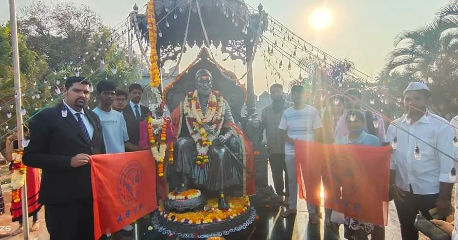 ABVPBelagavi's tweet photo. ಎಬಿವಿಪಿ ಬೆಳಗಾವಿ ಶಾಖೆಯಿಂದ ಹಿಂದವೀ ಸ್ವರಾಜ್ಯ ಸ್ಥಾಪಕ, ಅಪ್ರತಿಮ ವೀರ ಛತ್ರಪತಿ ಶಿವಾಜಿ ಮಹಾರಾಜರ ಜಯಂತಿಯನ್ನು ಆಚರಿಸಲಾಯಿತು.

#ChatrapatiShivajiMaharaj #abvpbelagavi https://t.co/gaRGD1JDI2