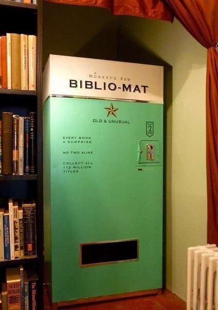 PisateliFilosof's tweet image. — Этот торговый автомат выдаёт случайную книгу за 2$. Каждая книга — это сюрприз. Без одинаковых книг.