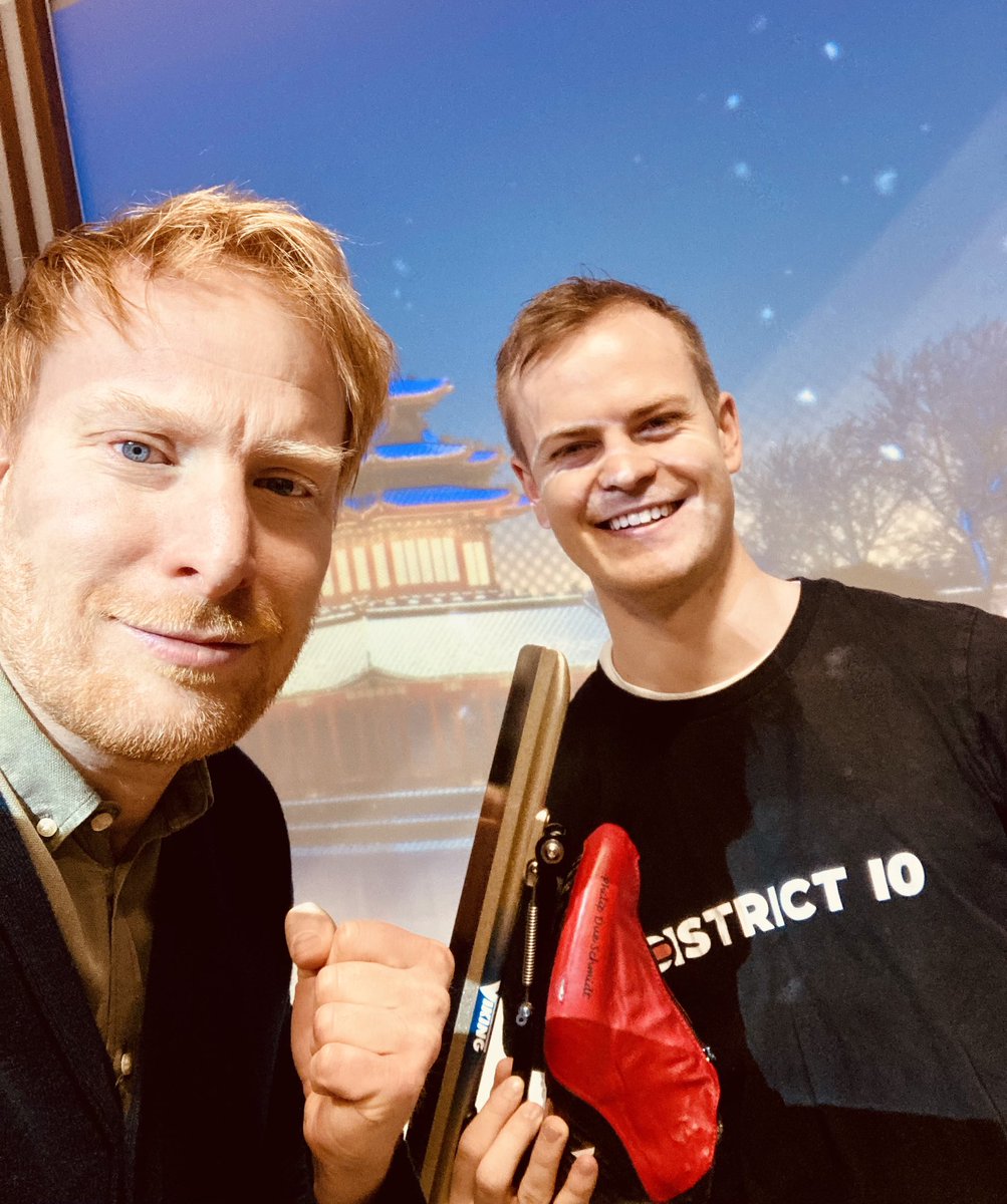 To uger i skøjteboksen til #speedskate med <a href="/Philip_Due/">Philip Due Schmidt</a> kulminerer her lørdag med massestart for både kvinder og mænd. Medaljehåb til 🇩🇰 med <a href="/ViktorThorup/">Viktor Hald Thorup</a> og <a href="/Stefan_Due/">Stefan Due Schmidt</a> - et godt sted at begynde, hvis du skal se hurtigløb på skøjter første gang. 
@dr1 fra 07.55 #BeijingOlympics