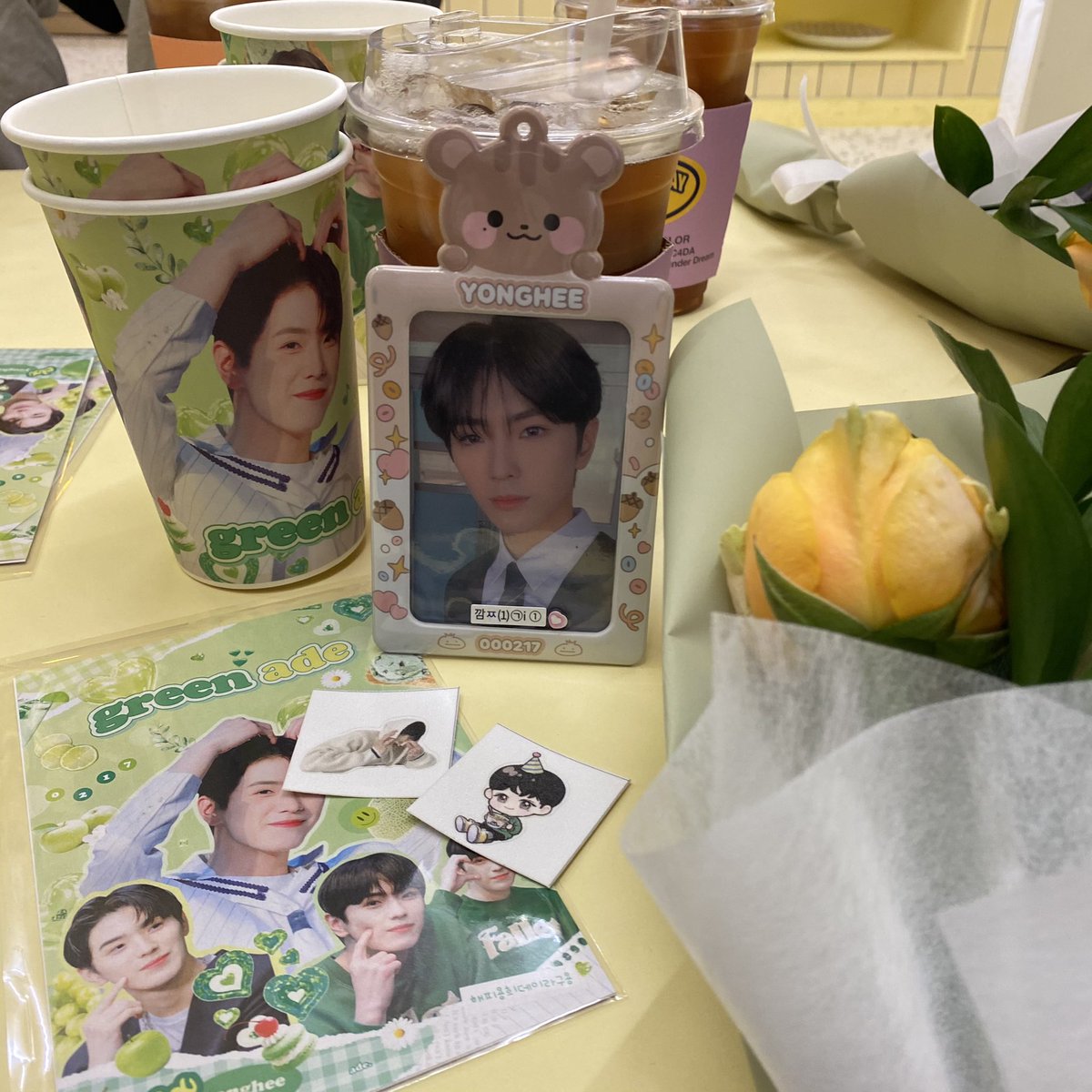 #해피용희데이라구용
용희만큼 따뜻했던 카페 분위기 덕분에 몸도 마음도 따뜻했어요☺️주변에 있는 용희가 잘생겨서 한참 구경하다가 왔어요... 너무 예쁘고 따뜻했던 카페🥺💚