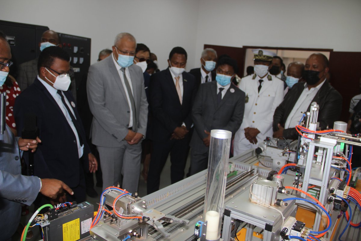 MATP_GOV_MG's tweet photo. #MATSF L'Atelier Luban Madagascar a été inauguré, i
vise à former des ingénieurs et techniciens malgaches qui seront capables de s’intégrer immédiatement dans le milieu professionnel, notamment dans le secteur de « l’Electricité Industrielle » et de la « Maintenance automobile ». https://t.co/paH6BDnBYE