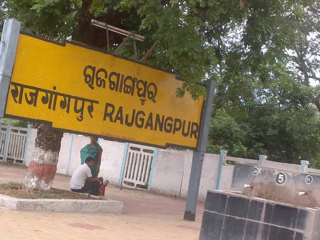 OdishaRail's tweet image. CRS inspected 3rd line between Rajgangpur ( GP ) and Kalunga ( KLG ) on 18th February 2022.
#Rajgangpur #Kalunga #CRS #inspection #third #line 
@AshwiniVaishnaw @RailMinIndia