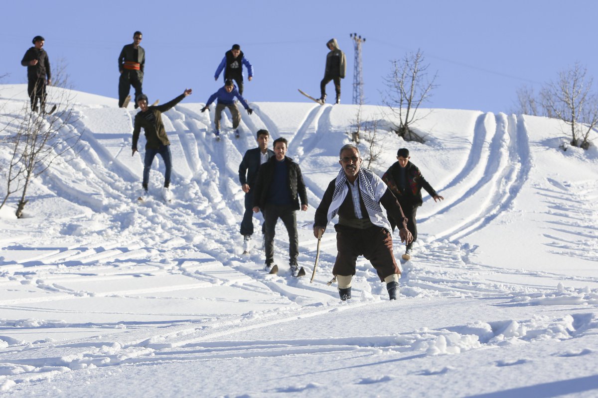 RudawEnglish's tweet photo. Good morning from the Kurdistan Region!

Villagers in the Kurdish province of Hakkari (Colemerg) in southeast Turkey (Bakur) enjoy skiing on snow-clad hills with locally-made wooden skis. Date: February 17, 2022.

📸: AA https://t.co/Tv1wMc0BpG