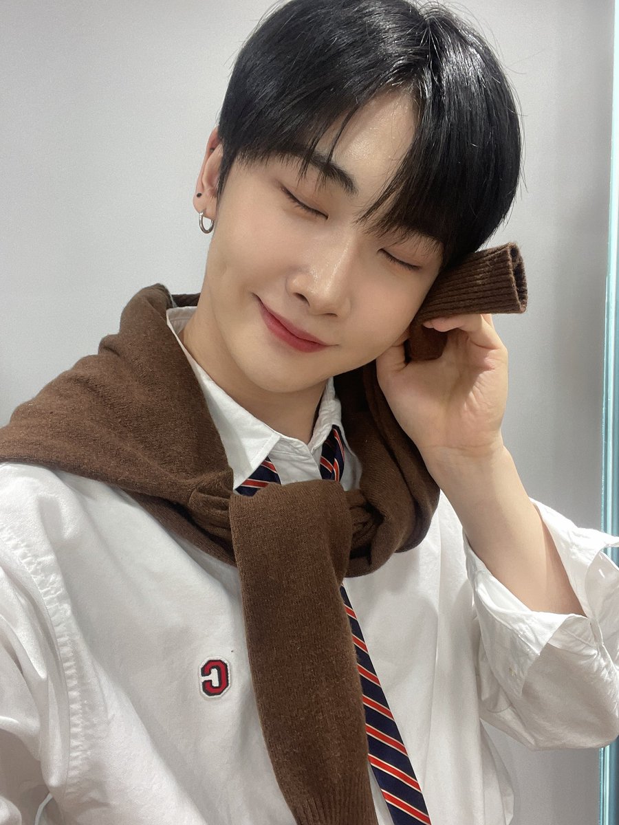 archivebhy's tweet photo. missing him right now 🤍 https://t.co/MM2wvvYIob