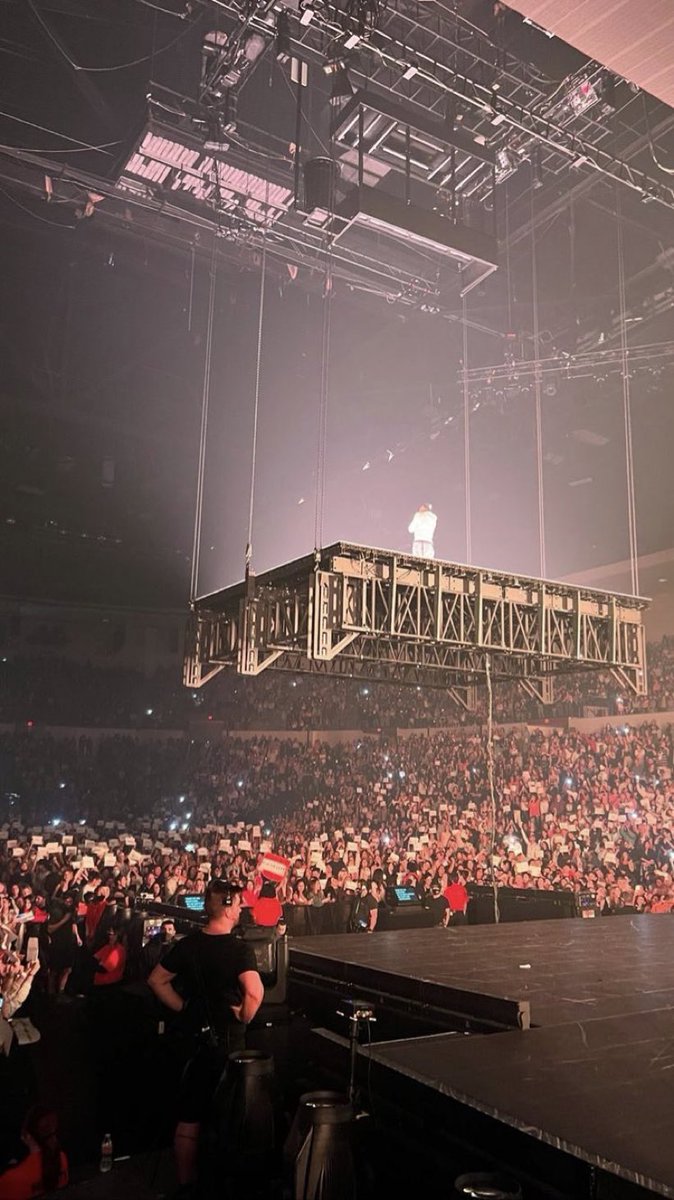 rauhlsbreaker's tweet photo. hold on it's giving- 😭 #JusticeWorldTour https://t.co/fOAgUHhQBK