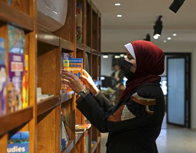En #Gaza reabre sus puertas la librería Samir Mansour, destruida por #Israel en la última ofensiva de mayo.

Foto <a href="/AFP/">AFP News Agency</a>

thenationalnews.com/mena/2022/02/1…