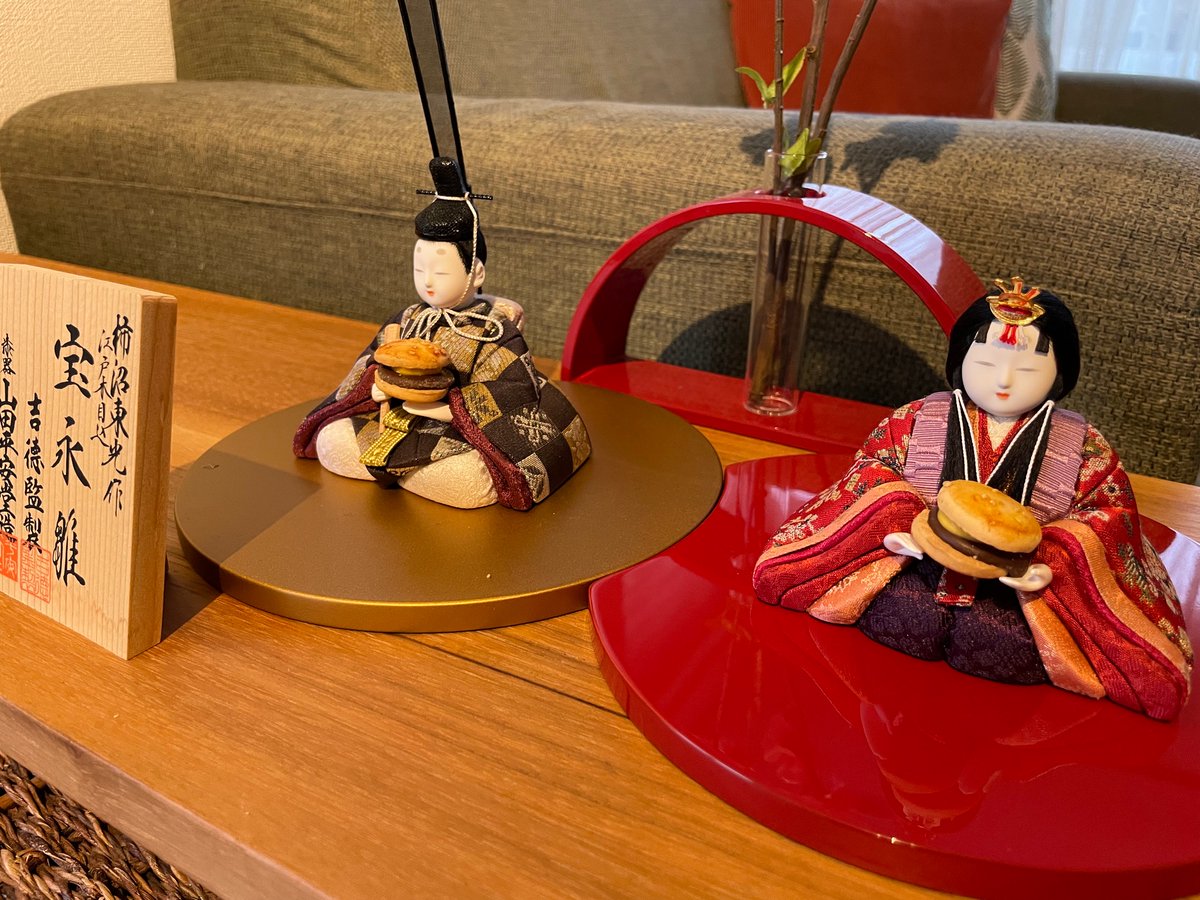 Stressfull123's tweet photo. ちょっと目を離した隙にブルボンのエブリバーガーを雛祭りに献呈していた娘。
サイズ感が絶妙。
#ブルボン https://t.co/jygSD1J2hJ