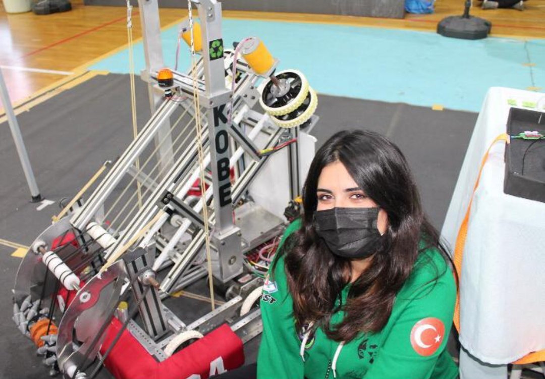jetsonsrobotics's tweet photo. 5 yıl boyunca takımımıza emek vererek, çok sevilen ve her zaman örnek alınan, FRC ruhunu bizlere aşılayan, 2 yıl boyunca takımımızın  baş mentörlüğünü yapan Ezgi Baydemir'in doğum gününü en içten dileklerimizle kutlarız. İyi ki doğdun seni çook seviyoruz. @EzgiBaydemir❤️💚🥳🎂 https://t.co/R5c4HPQB19