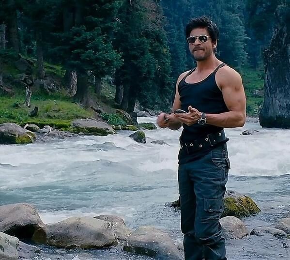 пока я жив jab tak hai jaan, 2012. шахрукх кхан пока. Shahrukh khan jab tak hai jaan. шахрукх кхан пока я жив. шахрукх кхан в военной форме.