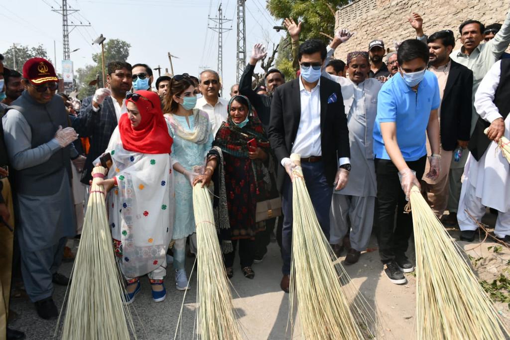 BRArsalanSheikh's tweet photo. A big thanks to all of you for the overwhelming response on the clean Sukkur drive #AbHogaSaafSukkur.
People from all walks of society participated wholeheartedly to push forward our mission alhamdulillah.
#CleanAndGreenSukkur  🙏🏻❤ https://t.co/j9na0MrqIR