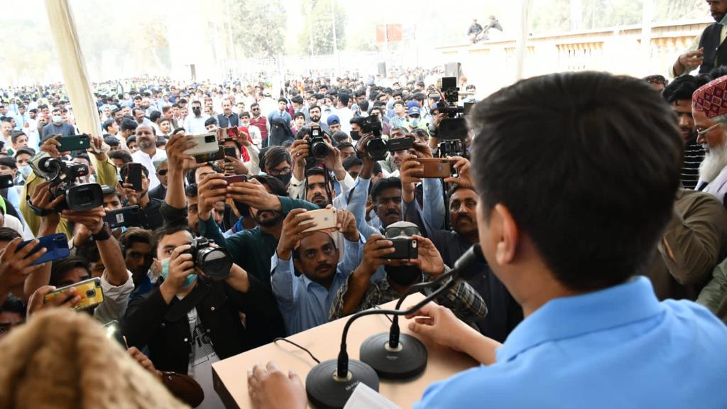 BRArsalanSheikh's tweet photo. A big thanks to all of you for the overwhelming response on the clean Sukkur drive #AbHogaSaafSukkur.
People from all walks of society participated wholeheartedly to push forward our mission alhamdulillah.
#CleanAndGreenSukkur  🙏🏻❤ https://t.co/j9na0MrqIR