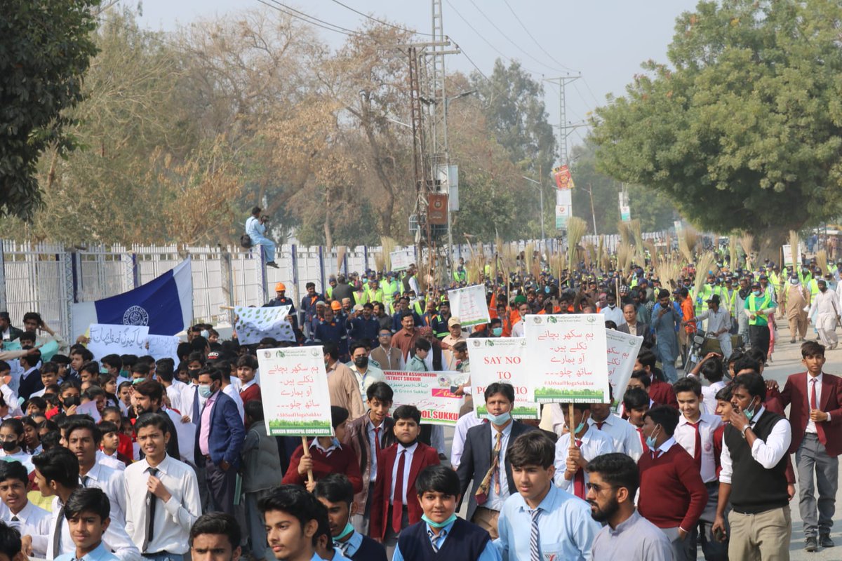 BRArsalanSheikh's tweet photo. A big thanks to all of you for the overwhelming response on the clean Sukkur drive #AbHogaSaafSukkur.
People from all walks of society participated wholeheartedly to push forward our mission alhamdulillah.
#CleanAndGreenSukkur  🙏🏻❤ https://t.co/j9na0MrqIR