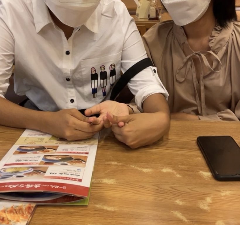 วันนี้มาเที่ยวกับเพื่อน เพื่อนพาแฟนมาด้วย
เพื่อน: ลายมือแบบนี้ดวงดีนะคะเนี่ย มีเกณฑ์ว่าจะเป็นแฟนเค้า
แฟนเพื่อน: เป็นอยู่แล้วอะ .มองตากัน
*คิมี๊โนะโต๊นิโกรินัท*

กุ: ?????????