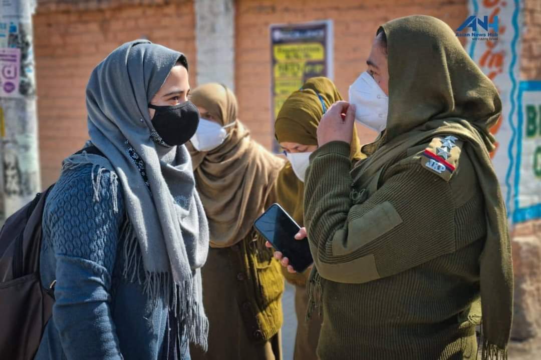 90Raabta's tweet photo. First all women squad of Jammu and Kashmir Police. On duty in Parraypora, Srinagar. 
#JammuAndKashmir #Police.                Radio-Raabta 90.8 https://t.co/Xm2GASoAN6