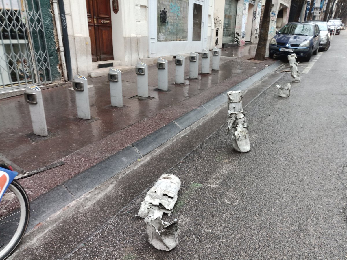 DadPuissance3's tweet photo. Un indice sur le #RespectCodeDeLaRoute et du #StationnementVelo @marseille au quotidien se cache dans cette photo.
Sauras tu le retrouver ?
@VelosenVille @Adava_Aix
#Ramdam @FUB_fr
@yann_ohanessian @Marseille4_5
(Bd Libération) https://t.co/GEKfH4FiSl