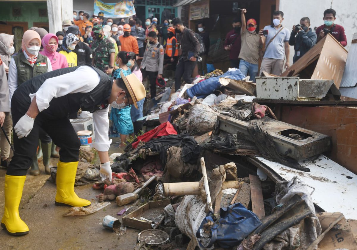 retnowu81998609's tweet photo. Saat banjir datang tak diundang memporak porandakan kenyamanan para warga Sukabumi ,kehadiran bapak  dan mamah Jabar  yg memberi perhatian cukup menentramkan hati warga yg terdampak. Terimakasih pak gub @RidwanKamil
#gubernurjabar
#RidwanKamil
#Jabarjuara https://t.co/zqmhOBMXHy