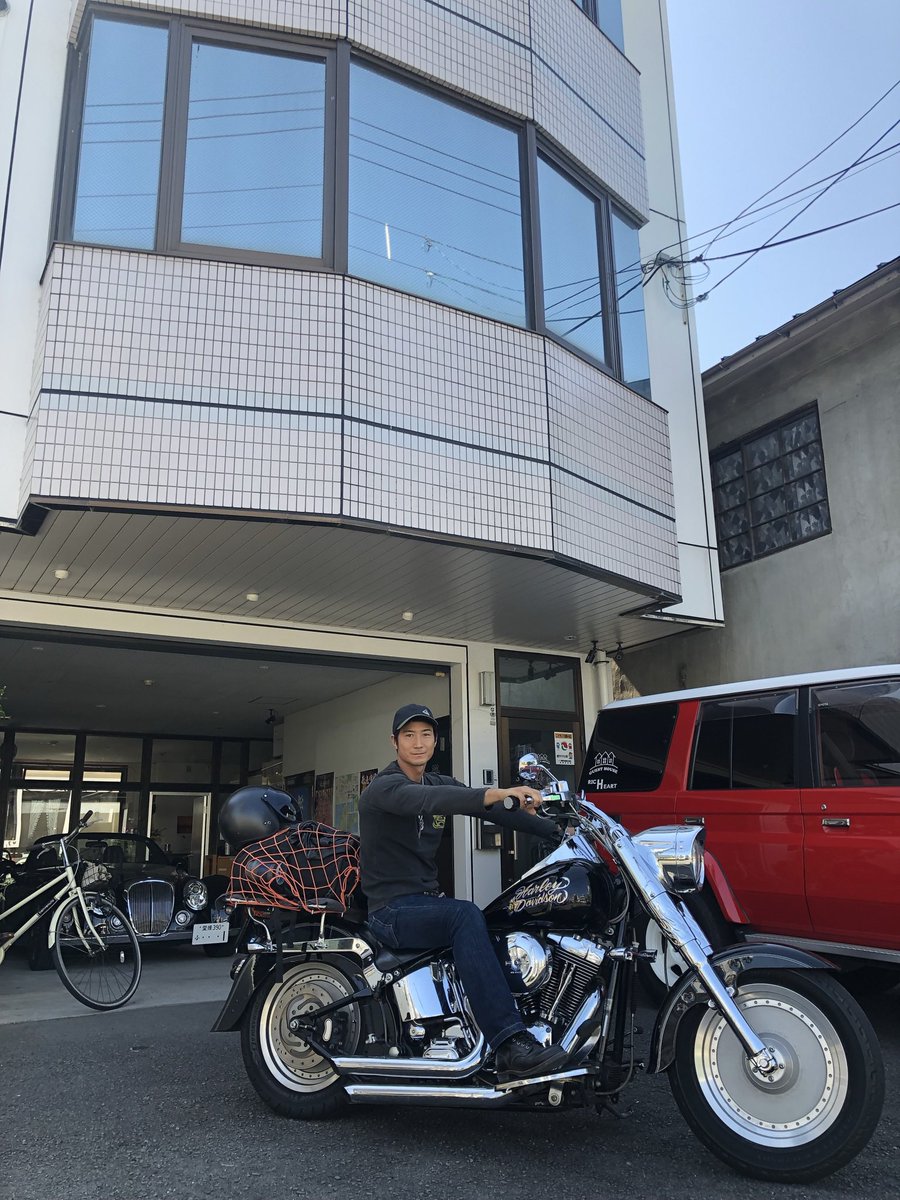 richeart_hitomi's tweet photo. 一階の共用スペースは、ソファでテレビを見たり、食事をしたり、お酒を飲んだり、、、のんびりお過ごし頂けるスペースです。また、一階の半分はガレージになっていて、バイカーの方や自転車の方も、安心してご宿泊頂けます✨

#ゲストハウス #GUESTHOUSE #リッチハート #richheart #RICHHEART #愛媛 https://t.co/71lbIzRaz0