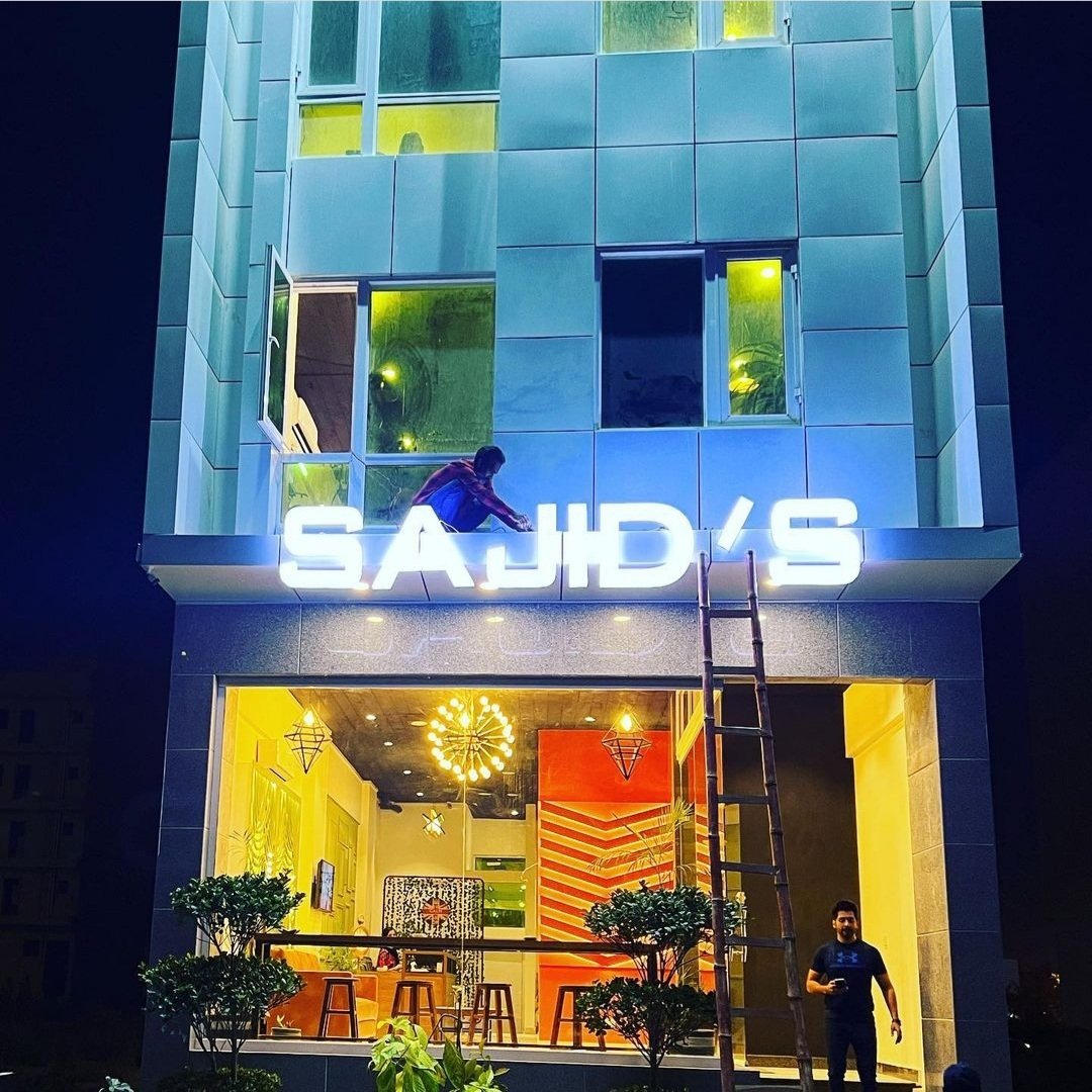 arsalanhshah's tweet photo. - Launching a business venture in partnership with Pakistan's maestro of men's styling @sajidstylist &amp; our very own superstar @realshoaibmalik

#SajidSalon is now open at Al-Murtaza commercial, DHA, Karachi. #mensfashion #mencare #menstyle #startup #Cricket #ShoaibMalik #Karachi https://t.co/L6H64WVOuz