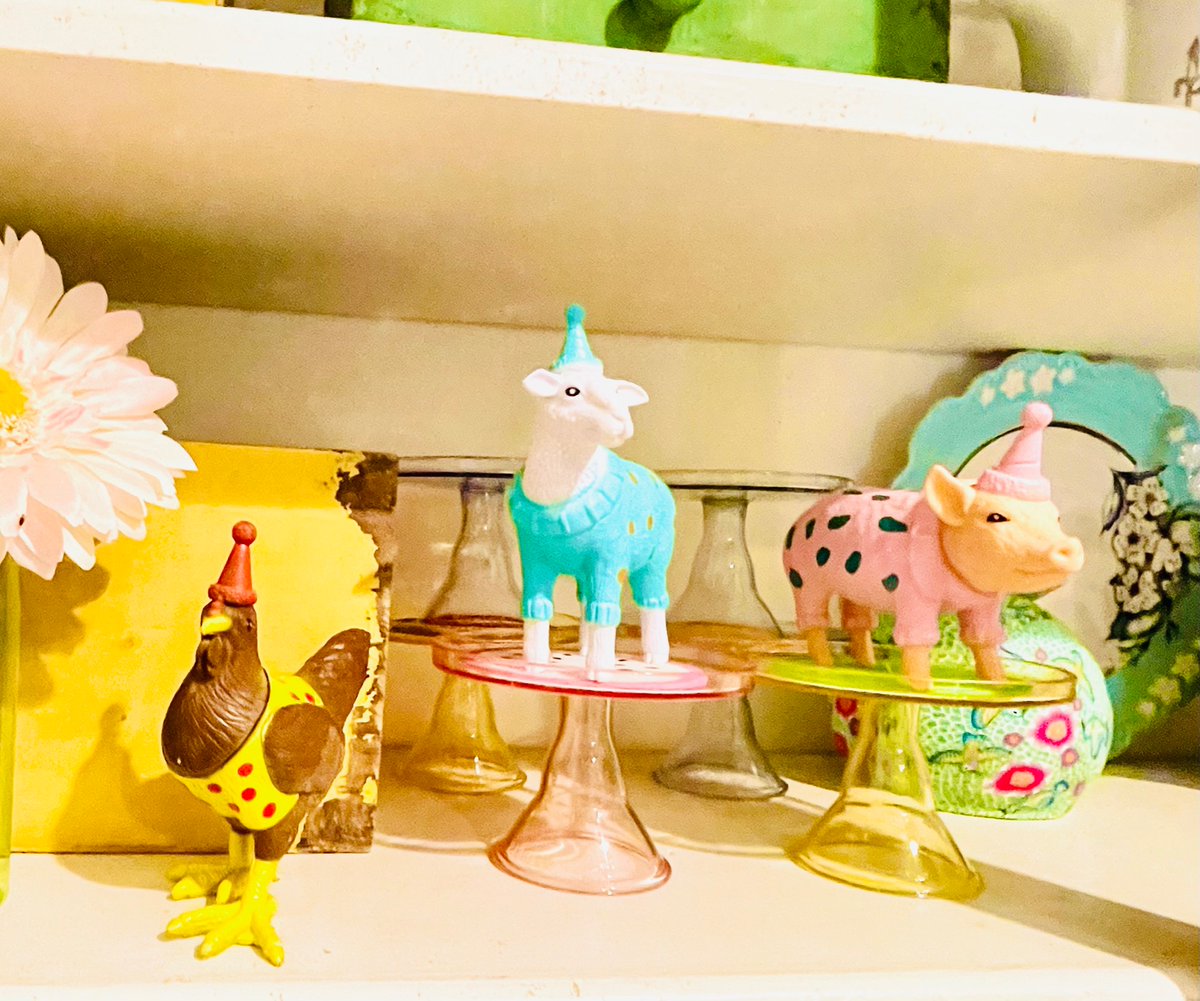 pammiltenberger's tweet photo. A bit of #kitchen #whimsy #fun #birthday #cupcakestand #art #creative #popsofcolor https://t.co/yGvBdcADX3