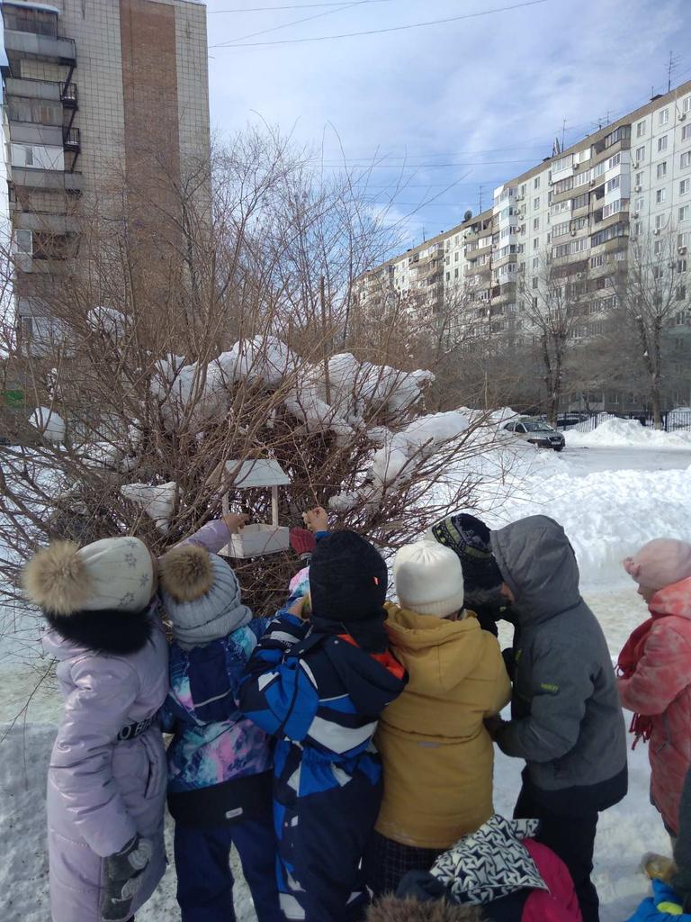 school132samara's tweet photo. Наши ребята активно участвуют в городской акции "Кормушка". Очередную кормушечку для птиц сами изготовили и смастерили ребята из 1 А класса под руководством волонтёров школы.
#Кормушка
#РДШ_Самара https://t.co/yHu2nETTqo