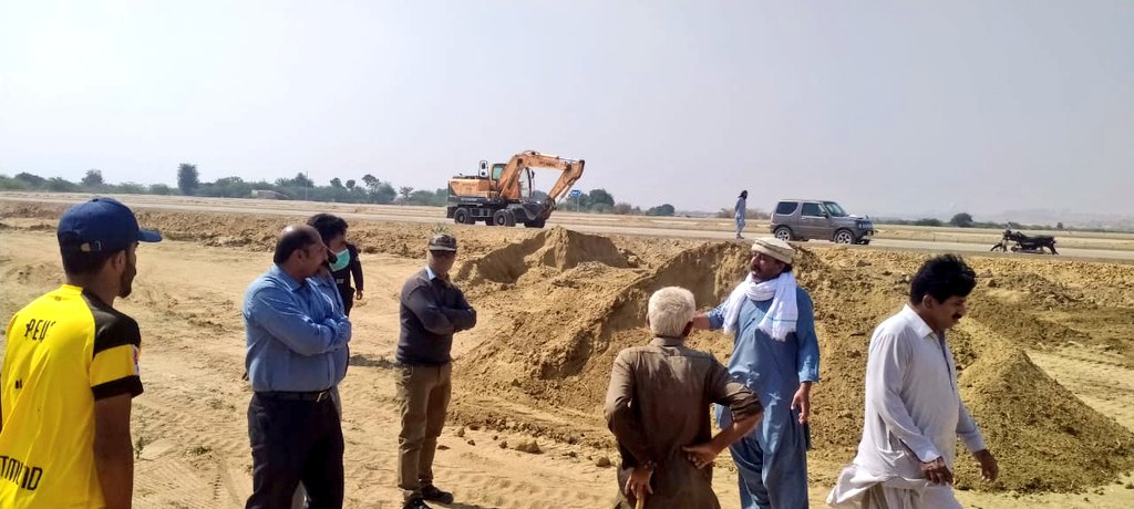 BalochHafeez201's tweet photo. ایک مرتبہ پھر بحریہ ٹاؤن کی انتظامیہ سپریم کورٹ فیصلے کی آڑ میں میرے کزن کی زمینوں پر قبضہ کرنےکےلیئے ذرعی زمینوں کے پاس اپنے مشینریز کے ساتھ آ گئی جنہیں ہم نے بھگا دیا کہتے ہیں کہ زمینیں ہمیں سپریم کورٹ نے دیئے ہیں ایسا کہہ کر 19000 ایکڑ زمین پر قابض ہوچکے ہیں
#SayNoToBahriaTown https://t.co/YKTweYLr7P