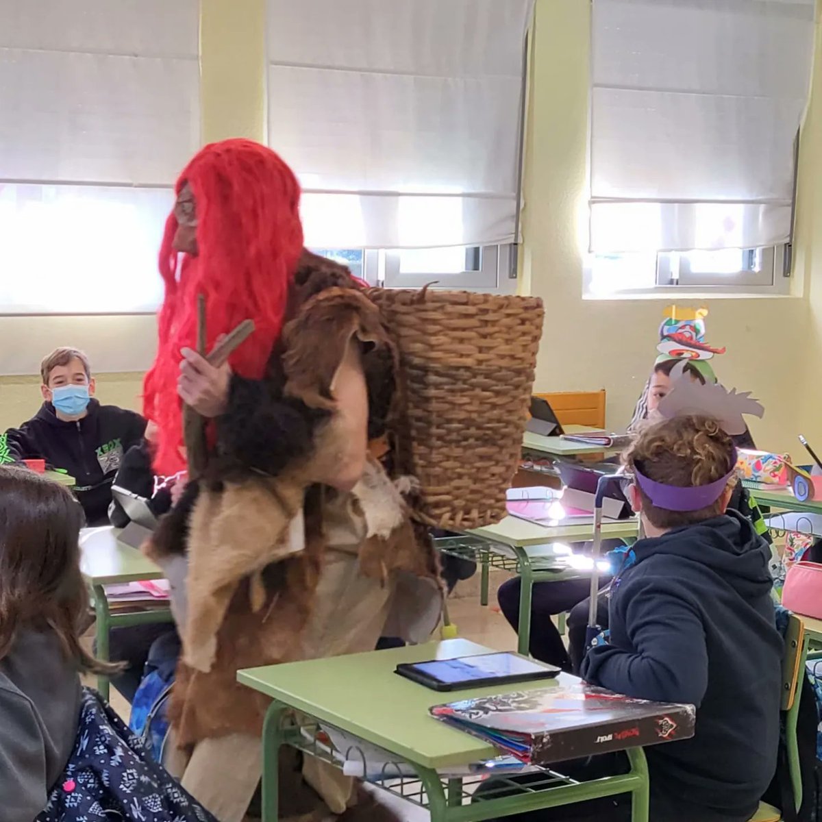 AguanazCeip's tweet photo. #carnaval
#mitologia Cantabria 
Despedimos el carnaval con la incorporación del Ojáncano. https://t.co/439uAJXhYG